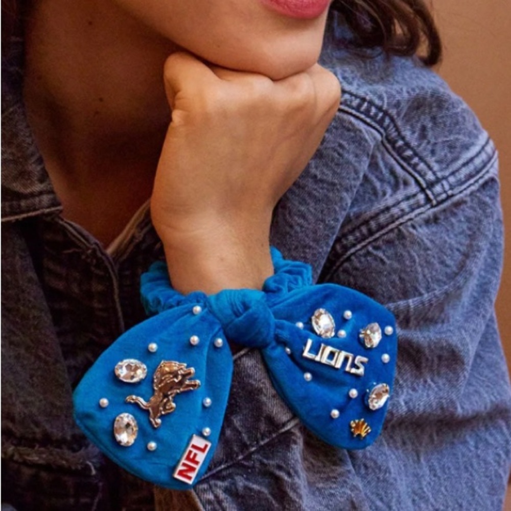DETROIT LIONS LELE SADOUGHI X NFL NWT EMBELLISHED BLUE VELVET BOW SCRUNC…